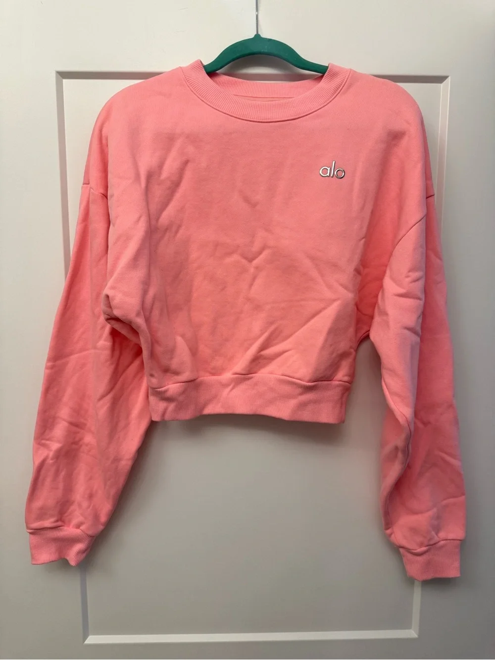 ALO Yoga Cropped Crew Sweatshirt in Neon Bubblegum